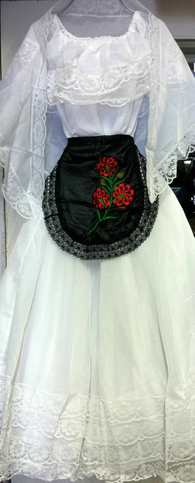 White Lace Traditional Dress Set W71921