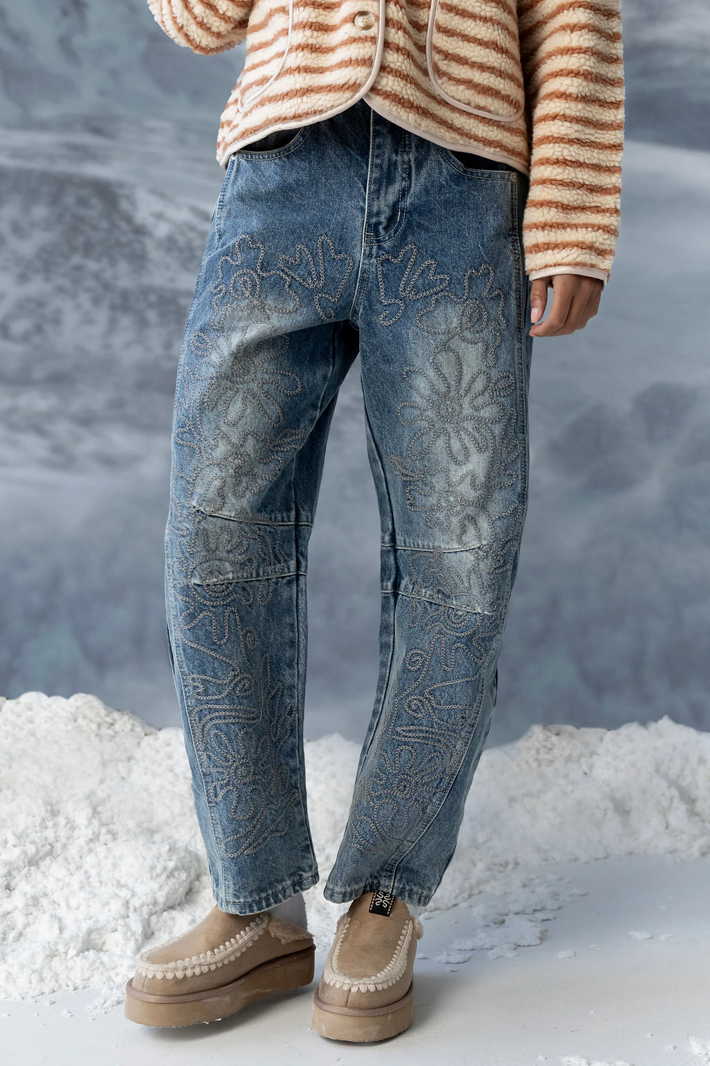 Embroidered Barrel Jeans in Medium Wash Z50702