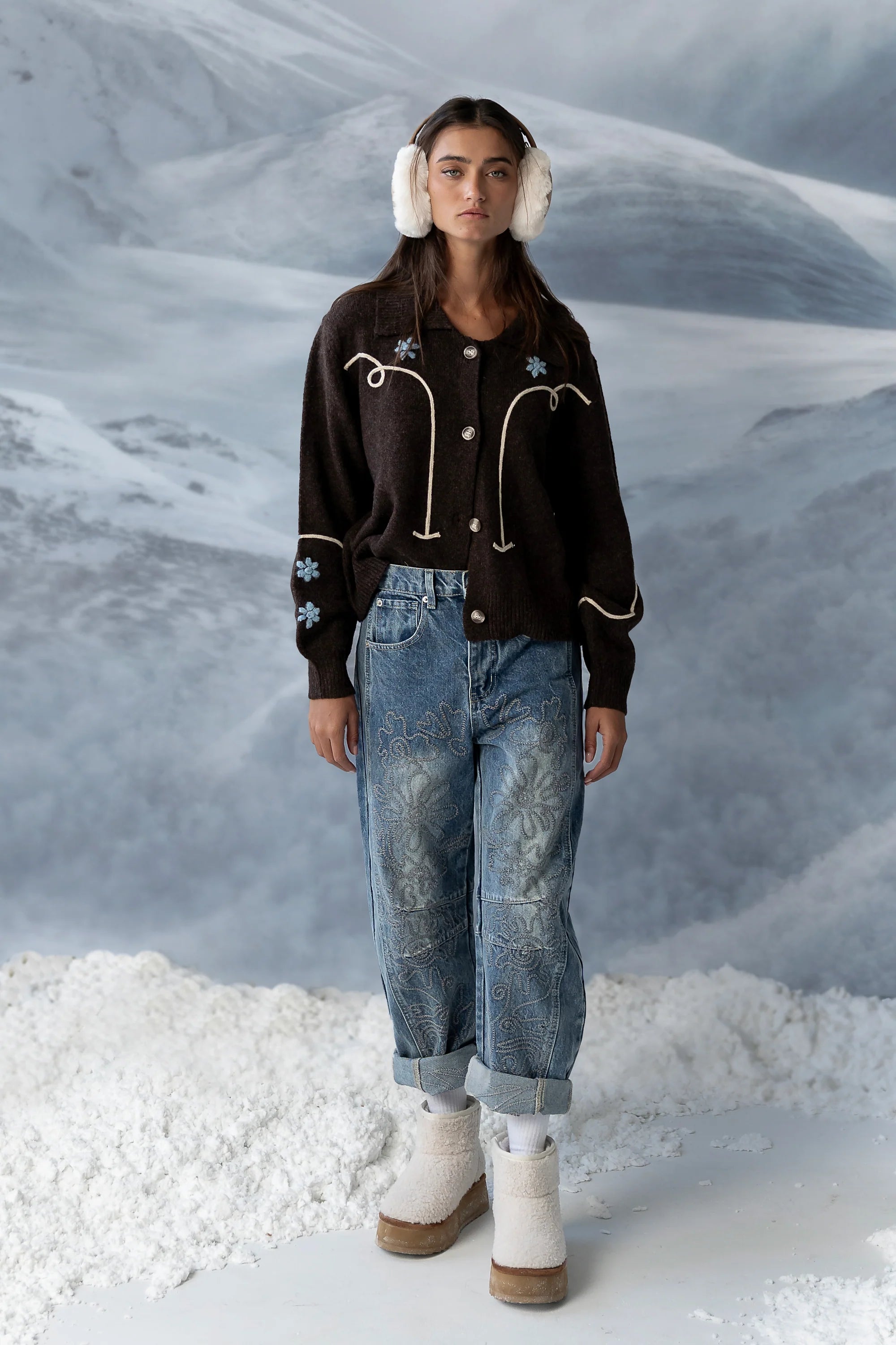 Embroidered Barrel Jeans in Medium Wash Z50702